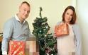 ΣΟΚ στην κοινή γνώμη... Άνεργο ζευγάρι για 5 χρόνια ξοδεύει 1.900 ευρώ σε Χριστουγεννιάτικα δώρα! [photos]