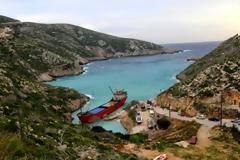 ΜΥΣΤΗΡΙΟ στη Ζάκυνθο: Ποιος παράτησε αυτό το φορτηγό πλοίο μέσα στην μέση της παραλίας; Κανένα ίχνος από τον καπετάνιο! [Photos]