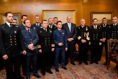 Συνάντηση ΥΕΘΑ Νίκου Δένδια με τα πληρώματα που διέσωσαν 700 μετανάστες νοτίως της Ιεράπετρας