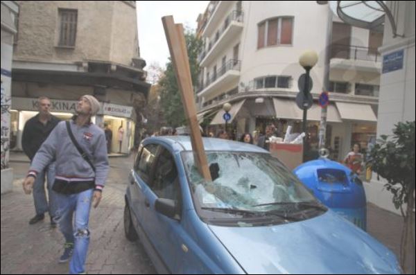 Απίστευτα πράγματα στο κέντρο της Αθήνας - Καδρόνια έπεσαν από μπαλκόνι πάνω σε αυτοκίνητο [photos] - Φωτογραφία 2