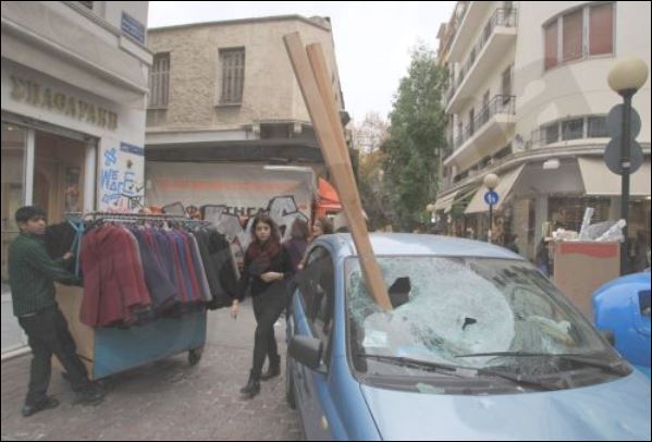 Απίστευτα πράγματα στο κέντρο της Αθήνας - Καδρόνια έπεσαν από μπαλκόνι πάνω σε αυτοκίνητο [photos] - Φωτογραφία 3