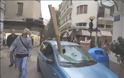 Απίστευτα πράγματα στο κέντρο της Αθήνας - Καδρόνια έπεσαν από μπαλκόνι πάνω σε αυτοκίνητο [photos] - Φωτογραφία 2