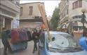 Απίστευτα πράγματα στο κέντρο της Αθήνας - Καδρόνια έπεσαν από μπαλκόνι πάνω σε αυτοκίνητο [photos] - Φωτογραφία 3