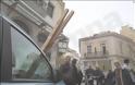 Απίστευτα πράγματα στο κέντρο της Αθήνας - Καδρόνια έπεσαν από μπαλκόνι πάνω σε αυτοκίνητο [photos] - Φωτογραφία 4