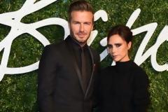 H Victoria Beckham αφιέρωσε το βραβείο της στον David! [photos]