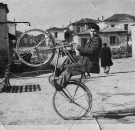 Σπάνια φωτογραφία με ποδηλάτη να κάνει ΣΟΥΖΑ με ματρακά! - Φωτογραφία 2