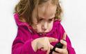 Παιδί και κινητό: Τι πρέπει να γνωρίζουν και να προσέχουν οι γονείς;