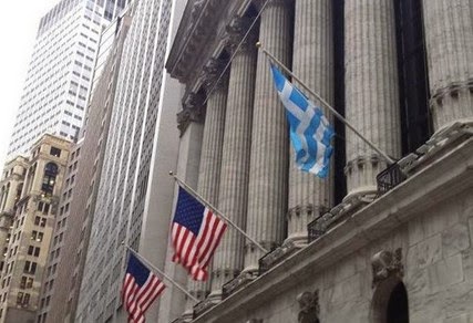 Αρωμα Ελλάδας στη Wall Street: Γιατί κυμάτιζε στο Χρηματιστήριο της Νέας Υόρκης η ελληνική σημαία; - Φωτογραφία 1