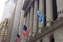 Αρωμα Ελλάδας στη Wall Street: Γιατί κυμάτιζε στο Χρηματιστήριο της Νέας Υόρκης η ελληνική σημαία;