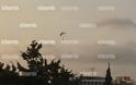 Μυστήριο: Ποιος είναι ο άγνωστος που πετούσε με αλεξίπτωτο πάνω από το υπουργείο Εξωτερικών - Φωτογραφία 1
