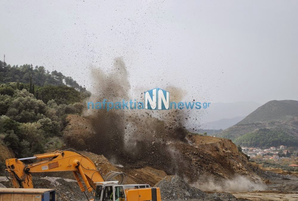 Εντυπωσιακά πλάνα από την ελεγχόμενη έκρηξη στην Ιόνια οδό στη Γαβρολίμνη - Φωτογραφία 6