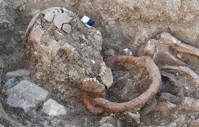 ΣΥΓΚΛΟΝΙΣΤΙΚΟ: Ανακαλύφθηκε τάφος σκλάβων της ρωμαϊκής εποχής! [photos] - Φωτογραφία 2