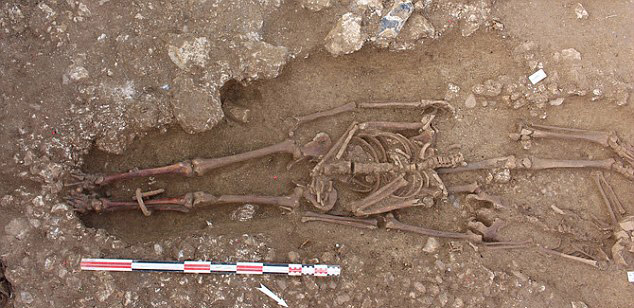 ΣΥΓΚΛΟΝΙΣΤΙΚΟ: Ανακαλύφθηκε τάφος σκλάβων της ρωμαϊκής εποχής! [photos] - Φωτογραφία 4