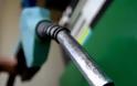 Γιατί δεν περνάει στην αντλία της βενζίνης η μεγάλη πτώση του αργού πετρελαίου