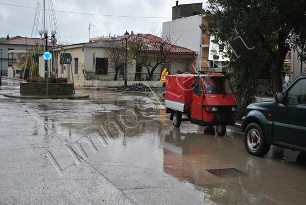 Πλημμύρισε η Μύρινα στην Λήμνο, από την έντονη βροχόπτωση - Φωτογραφία 12