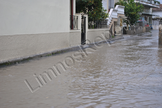 Πλημμύρισε η Μύρινα στην Λήμνο, από την έντονη βροχόπτωση - Φωτογραφία 4