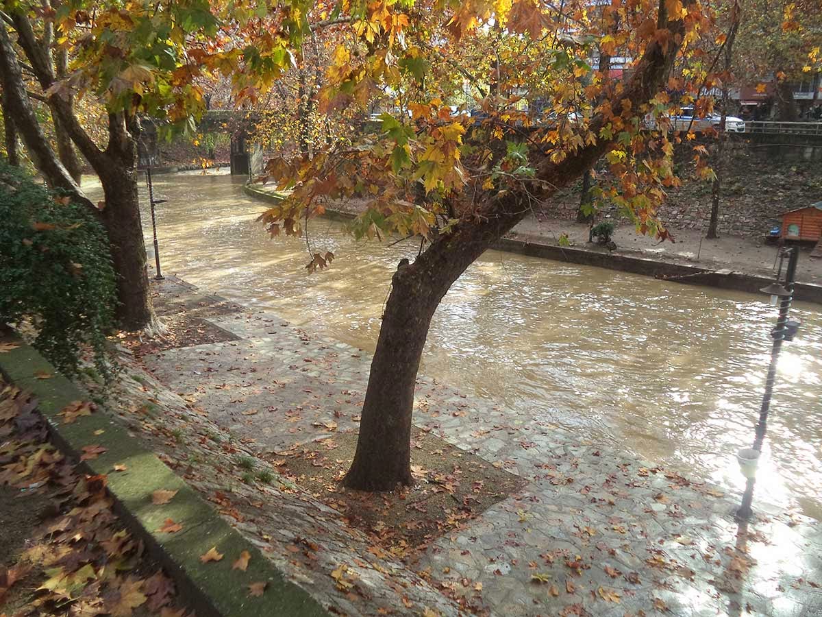 «Αγρίεψε» ο Ληθαίος ποταμός στα Τρίκαλα! [photos + video] - Φωτογραφία 4