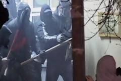 Τα ΜΑΤ μέσα στο ΕΚΘ: Μάχη σώμα με σώμα με τους διαδηλωτές... [φωτορεπορτάζ)