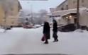 Η Ρωσίδα στο χιονισμένο δρόμο με το μπικίνι που κόβει την ανάσα! [video]