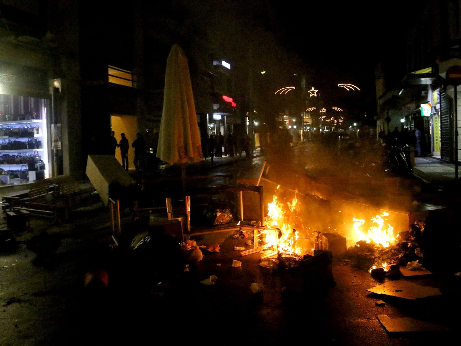Ένταση στο κέντρο του Ηρακλείου – Αντιεξουσιαστές εναντίον ΜΑΤ [video + photos] - Φωτογραφία 1
