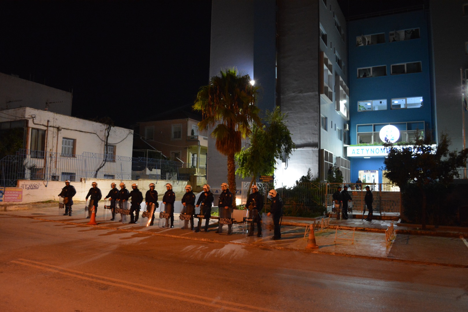 Ανακοίνωση Βολουδάκη για τις ζημιές - Πορεία ομάδας νεαρών στην Γεν. Αστυνομική Δ/νση Κρήτης - Φωτογραφία 2