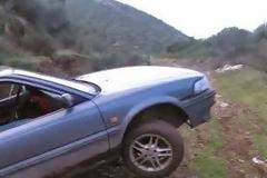 Οι κλέφτες έπεσαν στο χαντάκι με το αυτοκίνητο μετά από καταδίωξη [photos]