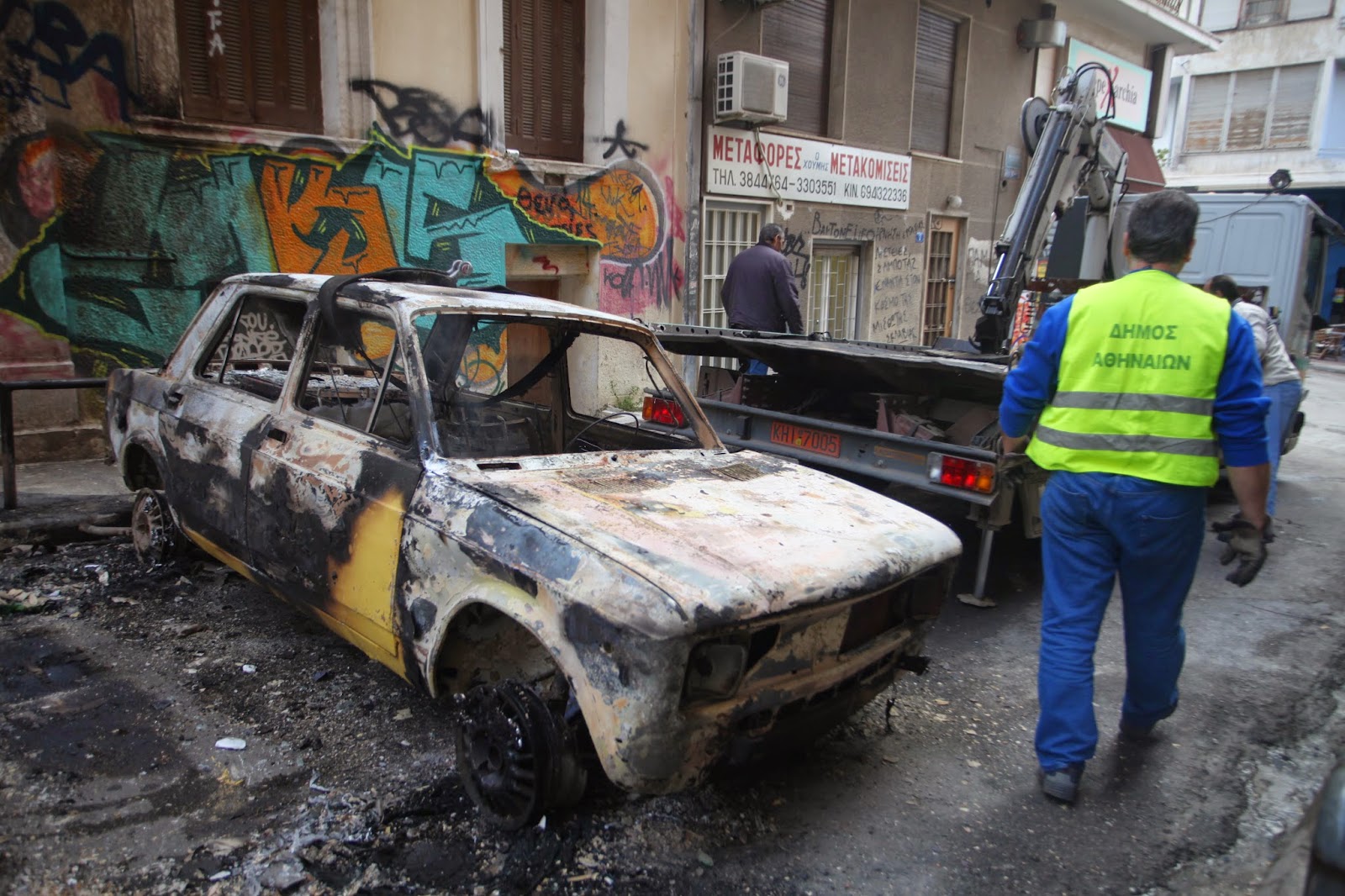 Εμπόλεμη ζώνη η Αθήνα - Καταστήματα κατεστραμμένα και λεηλατημένα μετά από το χάος - Φωτογραφία 2