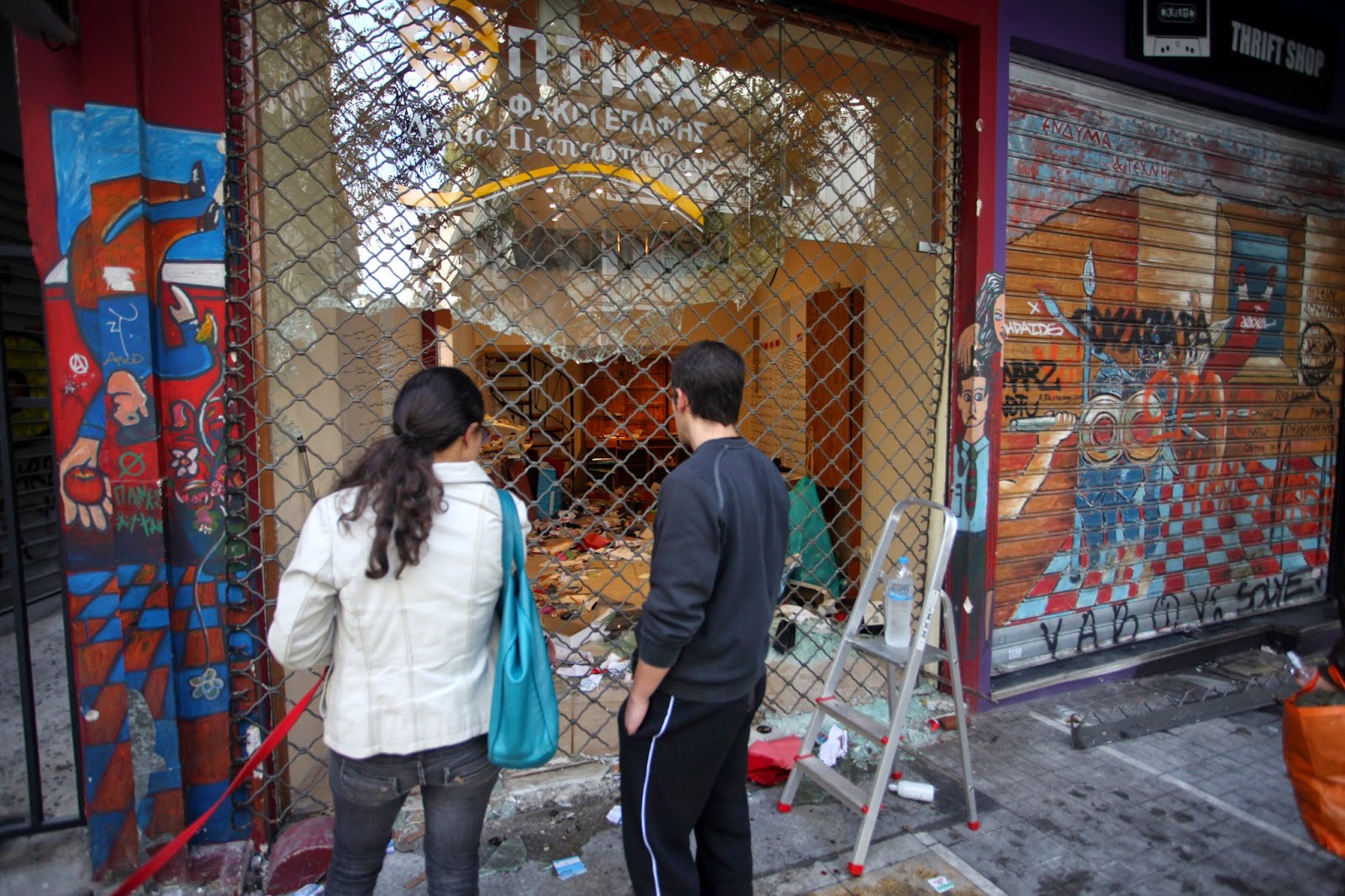Εμπόλεμη ζώνη η Αθήνα - Καταστήματα κατεστραμμένα και λεηλατημένα μετά από το χάος - Φωτογραφία 3
