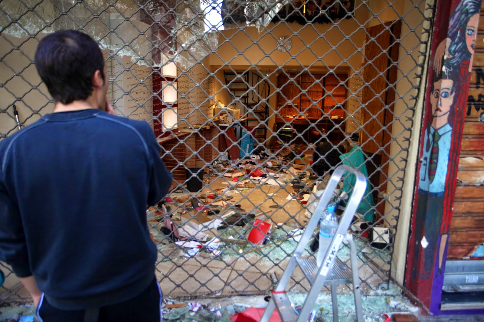 Εμπόλεμη ζώνη η Αθήνα - Καταστήματα κατεστραμμένα και λεηλατημένα μετά από το χάος - Φωτογραφία 4