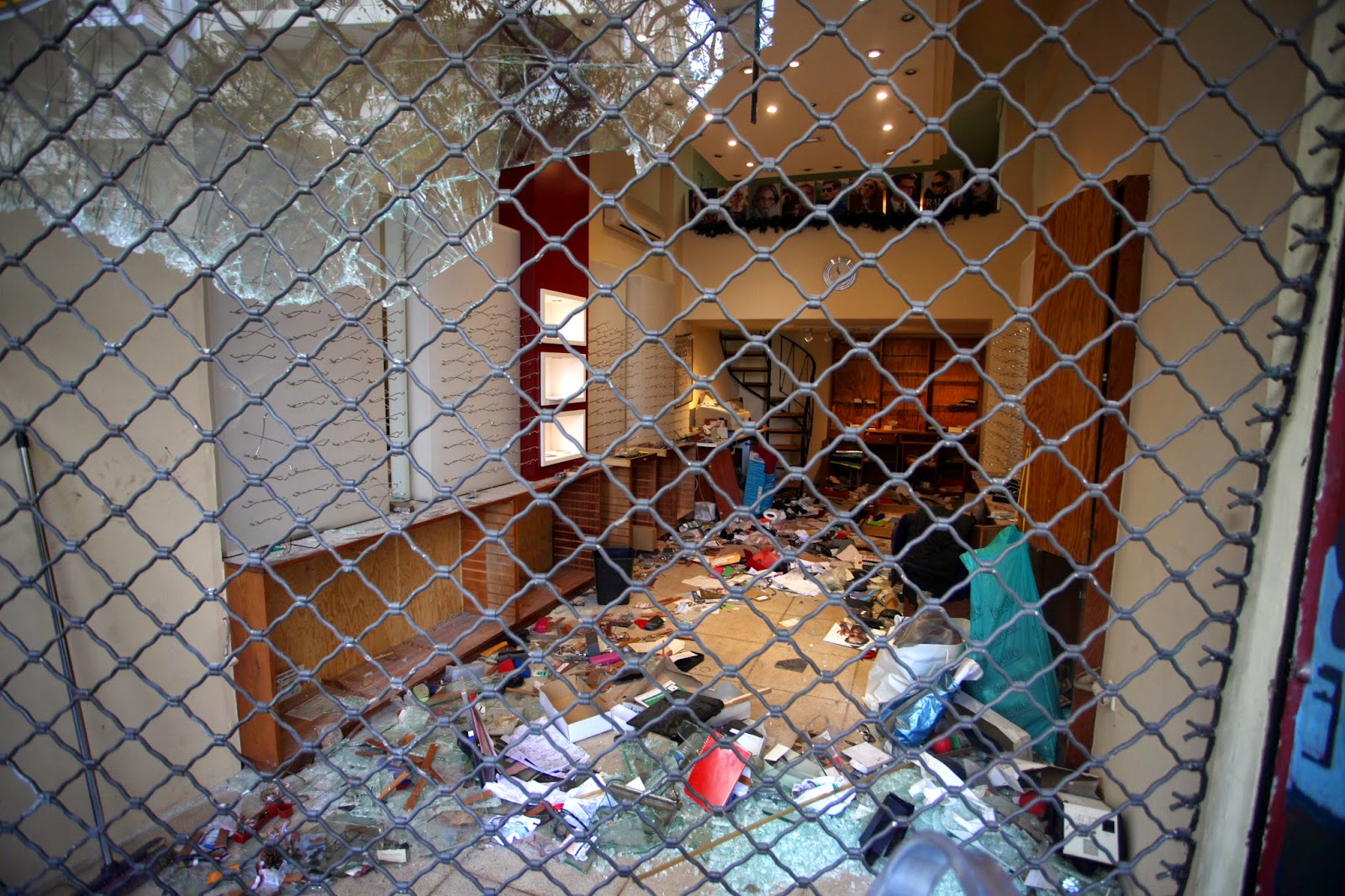 Εμπόλεμη ζώνη η Αθήνα - Καταστήματα κατεστραμμένα και λεηλατημένα μετά από το χάος - Φωτογραφία 5