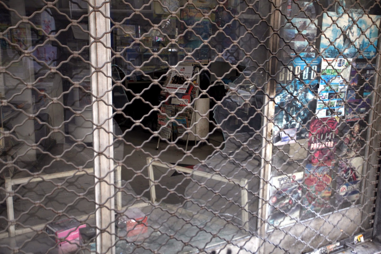 Εμπόλεμη ζώνη η Αθήνα - Καταστήματα κατεστραμμένα και λεηλατημένα μετά από το χάος - Φωτογραφία 7