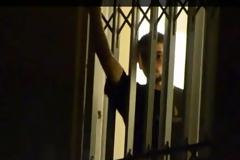Αυτή είναι η σύζυγος του Νίκου Ρωμανού, Βιργινία...Ο φύλακας άγγελος του νεαρού φυλακισμένου που ρισκάρει τη ζωή του! [photos]