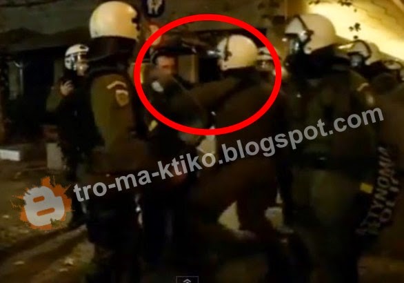 Άγριος ξυλοδαρμός συλληφθέντα από αστυνομικό μπροστά στην κάμερα - Φωτογραφία 1
