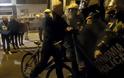 Ηλικιωμένος ποδηλάτης κλέβει την παράσταση γελοιοποιώντας τα ΜΑΤ στα Εξάρχεια [video]