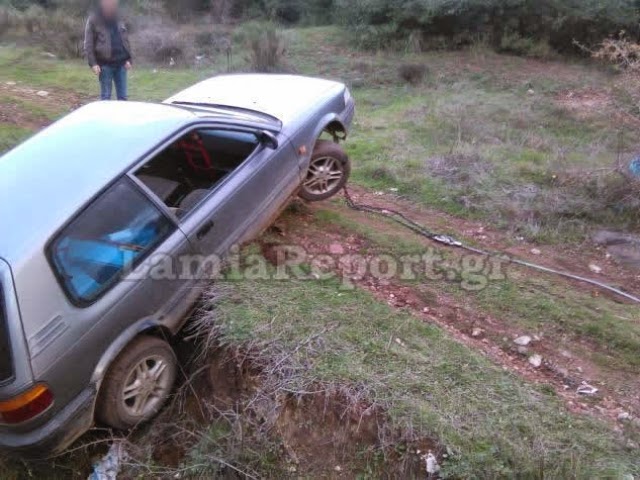 Απίστευτη καταδίωξη στη Λαμία: Οι κλέφτες έπεσαν σε χαντάκι με το αυτοκίνητο - Φωτογραφία 2