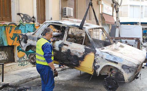 Μολότοφ από... αέρος έπεσαν στα Εξάρχεια - Φωτογραφία 2