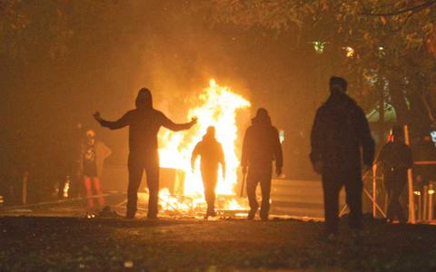 Μολότοφ από... αέρος έπεσαν στα Εξάρχεια - Φωτογραφία 3