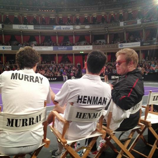 Όταν ο Elton John έπεσε από την ΚΑΡΕΚΛΑ του σε αγώνα τένις! [video] - Φωτογραφία 2