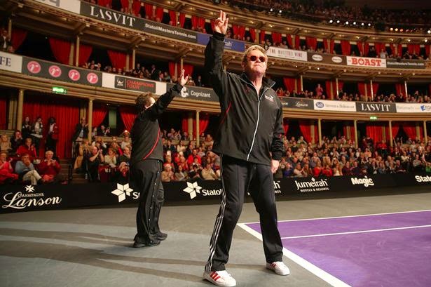 Όταν ο Elton John έπεσε από την ΚΑΡΕΚΛΑ του σε αγώνα τένις! [video] - Φωτογραφία 3