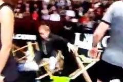 Όταν ο Elton John έπεσε από την ΚΑΡΕΚΛΑ του σε αγώνα τένις! [video]
