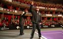 Όταν ο Elton John έπεσε από την ΚΑΡΕΚΛΑ του σε αγώνα τένις! [video] - Φωτογραφία 3
