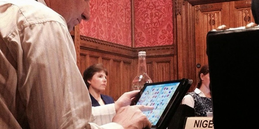 Βρετανός βουλευτής έπαιζε Candy Crash σε συνεδρία - Φωτογραφία 2