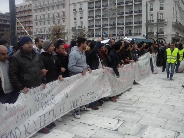 ΣΥΜΒΑΙΝΕΙ ΤΩΡΑ: Ένταση και λιποθυμίες στο Σύνταγμα -Οι Σύροι πρόσφυγες αρνούνται να μετακινηθούν...[photos] - Φωτογραφία 2