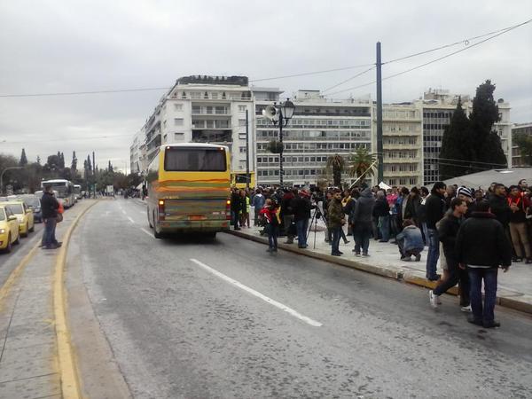 ΣΥΜΒΑΙΝΕΙ ΤΩΡΑ: Ένταση και λιποθυμίες στο Σύνταγμα -Οι Σύροι πρόσφυγες αρνούνται να μετακινηθούν...[photos] - Φωτογραφία 3