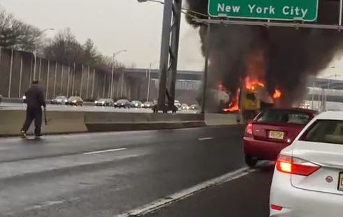 Βίντεο που κόβει την ανάσα: Φορτηγό τυλίχτηκε στις φλόγες, ανατινάχτηκε και όμως ο οδηγός κατάφερε να βγει ζωντανός [video] - Φωτογραφία 1