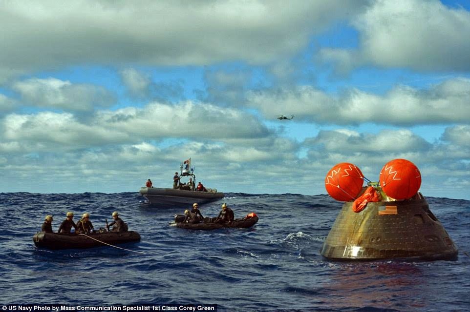 Εντυπωσιακό: Πλοίο μεγαθήριο μαζεύει από τη θάλασσα το διαστημόπλοιο Orion που μόλις έχει πέσει από τον... ουρανό - Φωτογραφία 8