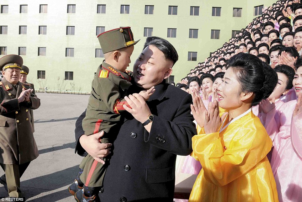 Σύζυγοι Στρατιωτικών “Παραλήρησαν” στην παρουσία του Κιμ Γιονγκ-ουν - Φωτογραφία 3