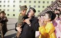 Σύζυγοι Στρατιωτικών “Παραλήρησαν” στην παρουσία του Κιμ Γιονγκ-ουν