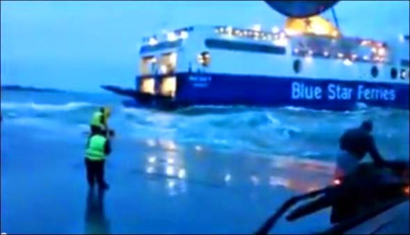 Δείτε το βίντεο που κόβει την ανάσα: Μάχη με τα κύματα έδωσε καπετάνιος του Blue Star Ferries... [video] - Φωτογραφία 1