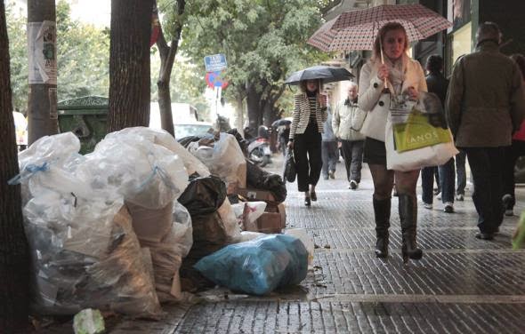Τα σκουπίδια απειλούν τη χριστουγεννιάτικη Θεσσαλονίκη - Φωτογραφία 1